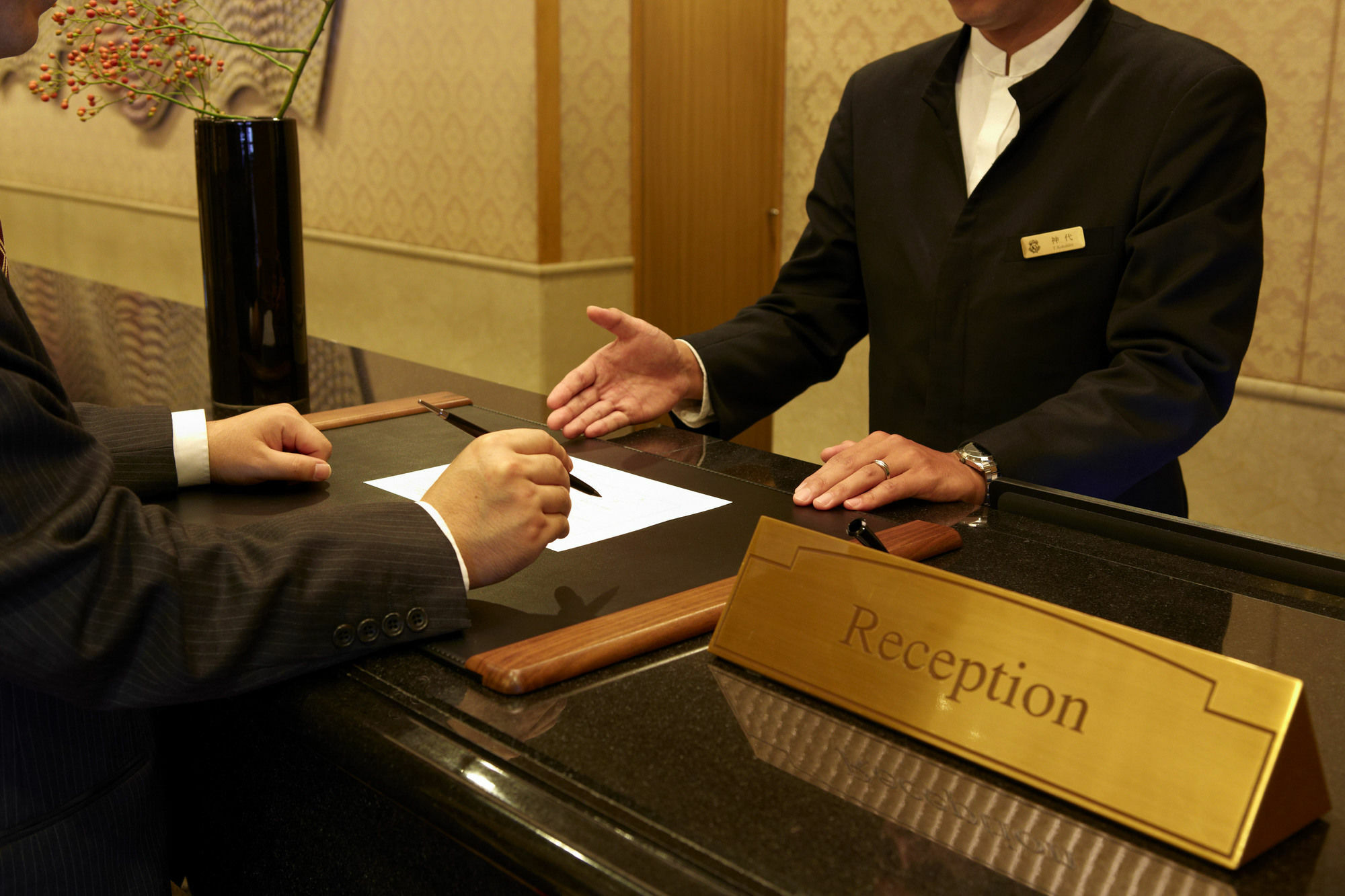 Hotel Agora Regency Osaka Sakai Sakai  Zewnętrze zdjęcie A hotel receptionist
